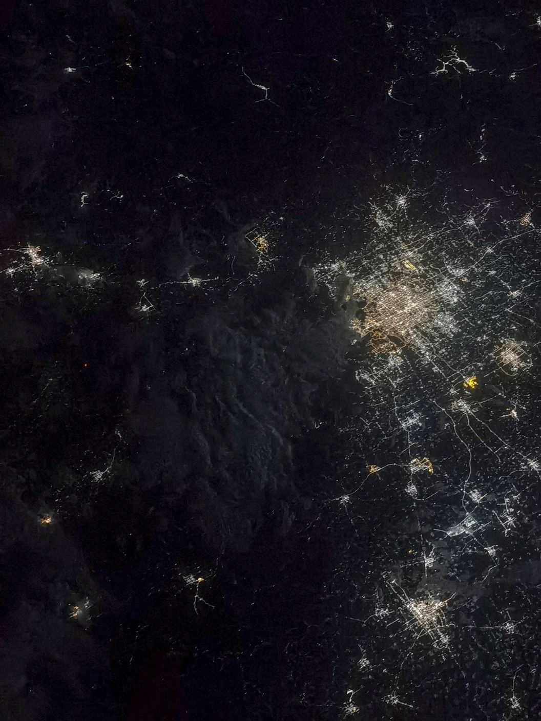 照片右侧那颗金光熠熠的“星星”就是北京大兴国际机场。2021年8月24日晚上9点29分，当核心舱组合体划过北京上空时，聂海胜拍下了这张北京夜景。航天员 聂海胜摄